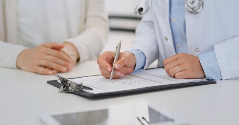 Médicos firmando un documento