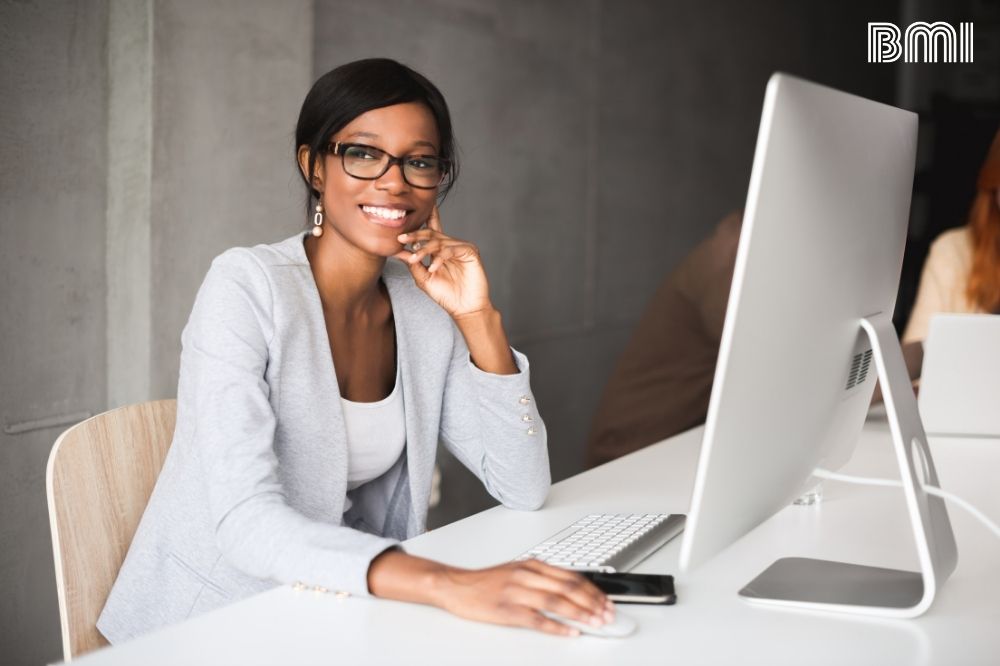 Satisfacción Laboral - señora sonriendo 